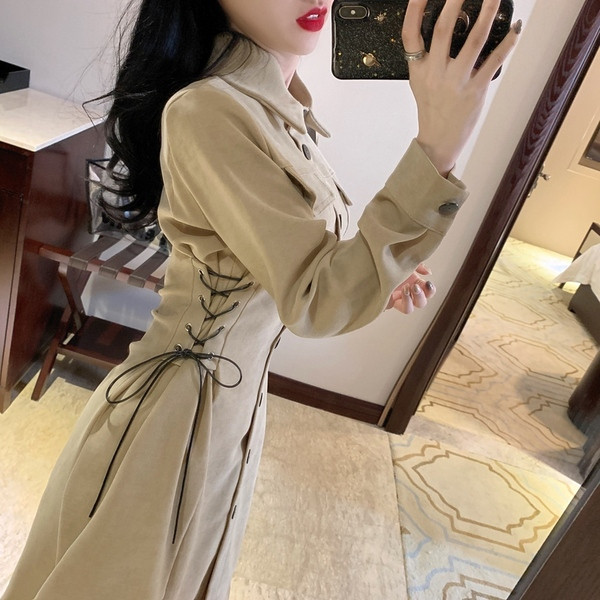 Moodne naiste kleit klassikalise krae ja lipsudega vöökohal