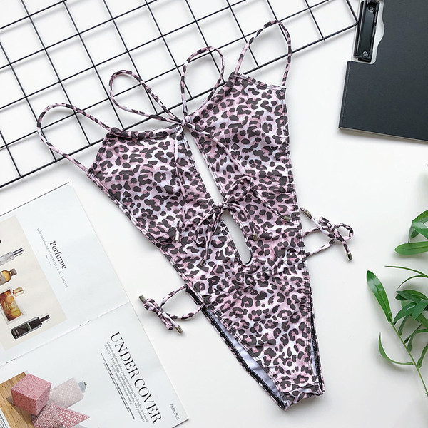 Kaasaegne väljalõigete ja lipsudega ujumistrikoo