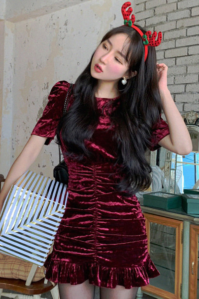 Дамска модерна рокля от кадифе в ретро стил и къс ръкав