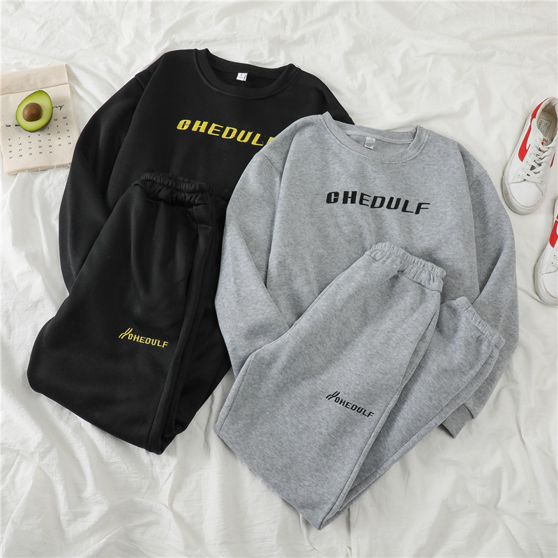 Moteriškas dviejų dalių sportinis komplektas su užrašu