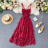 Stílusos női ruha flitterekkel és keresztpántokkal a hátán