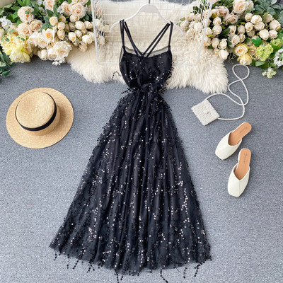 Stílusos női ruha flitterekkel és keresztpántokkal a hátán