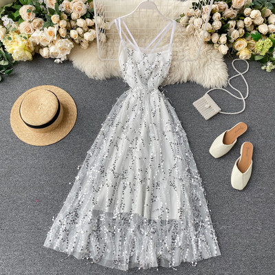 Stílusos női ruha flitterekkel és keresztpántokkal a hátán