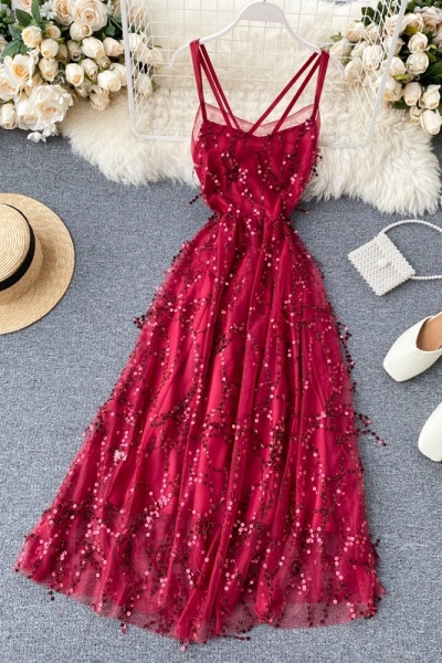 Stílusos női ruha flitterekkel és keresztpántokkal a hátán