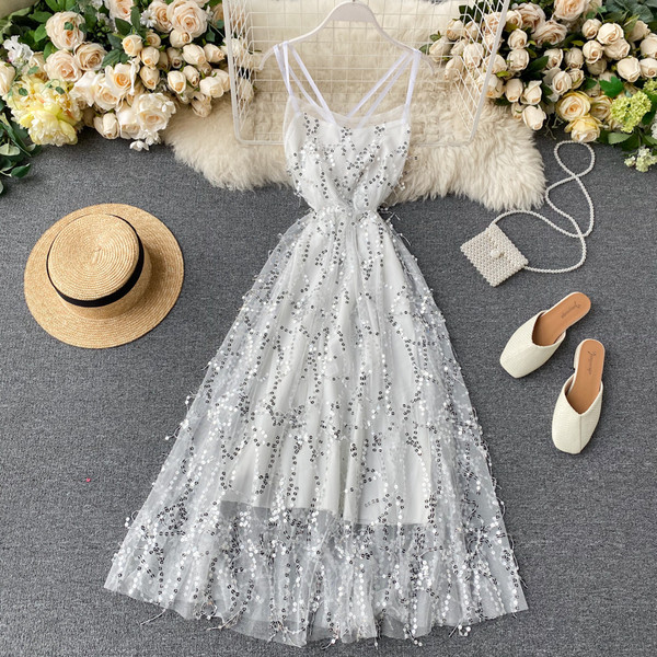 Stílusos női ruha flitterekkel és keresztpántokkal a hátán