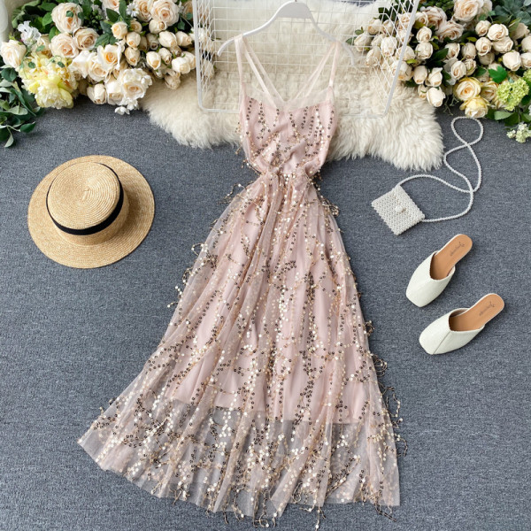 Stílusos női ruha flitterekkel és keresztpántokkal a hátán