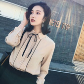 Moodne naiste särk klassikalise krae ja paeltega