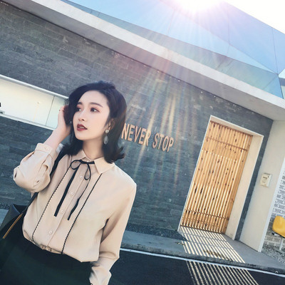 Moodne naiste särk klassikalise krae ja paeltega