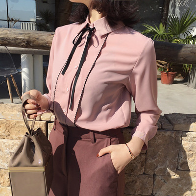 Moodne naiste särk klassikalise krae ja paeltega