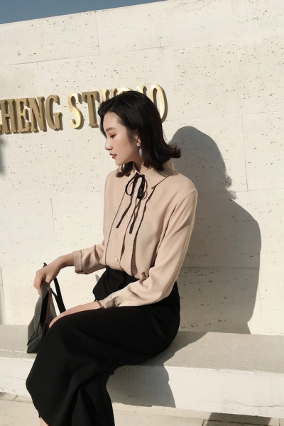 Moodne naiste särk klassikalise krae ja paeltega