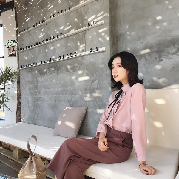 Moodne naiste särk klassikalise krae ja paeltega