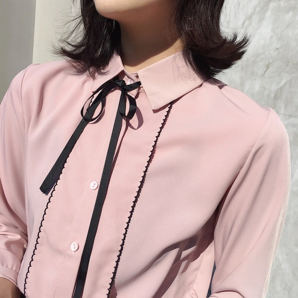 Moodne naiste särk klassikalise krae ja paeltega