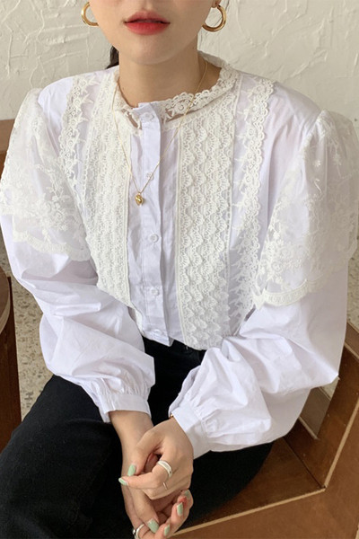 Naiste retrostiilis pitsiga ja laiade varrukatega valge särk