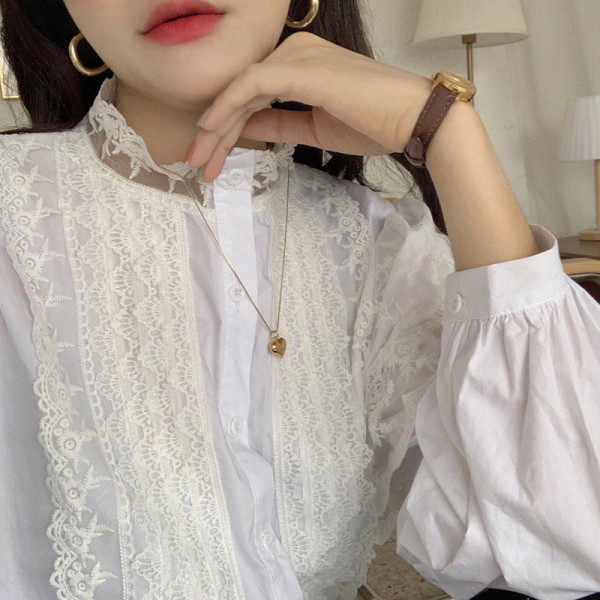 Naiste retrostiilis pitsiga ja laiade varrukatega valge särk