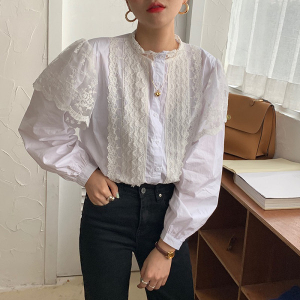 Naiste retrostiilis pitsiga ja laiade varrukatega valge särk