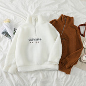 Пухен дамски суичър с висока яка, цип и надпис