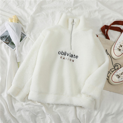 Пухен дамски суичър с висока яка, цип и надпис