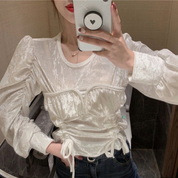 Sametine naiste retropluus lipsude ja ovaalse kaelusega