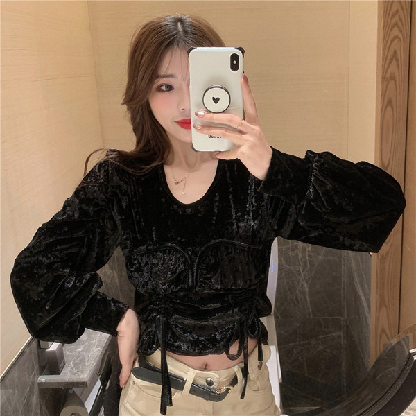 Sametine naiste retropluus lipsude ja ovaalse kaelusega