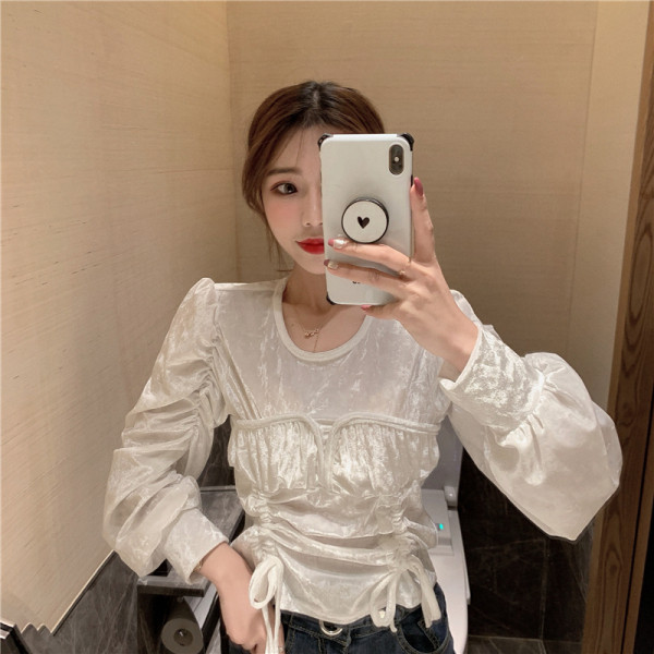 Sametine naiste retropluus lipsude ja ovaalse kaelusega