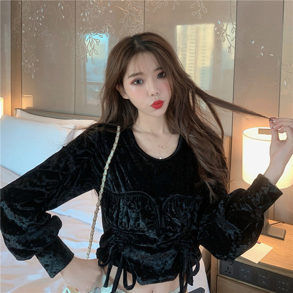 Sametine naiste retropluus lipsude ja ovaalse kaelusega