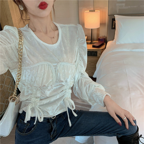 Sametine naiste retropluus lipsude ja ovaalse kaelusega