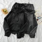 Ženska sportska odjeća od baršuna uključujući majicu s kapuljačom i hlače s elastičnim strukom