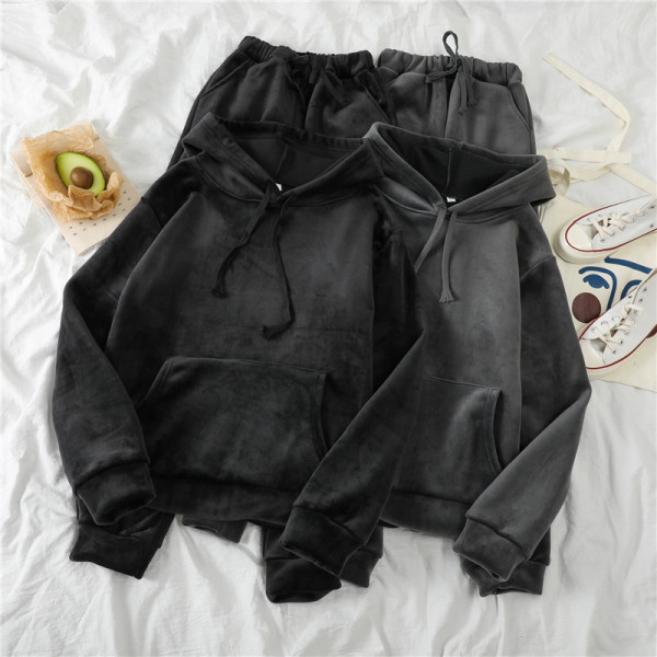 Ženska sportska odjeća od baršuna uključujući majicu s kapuljačom i hlače s elastičnim strukom