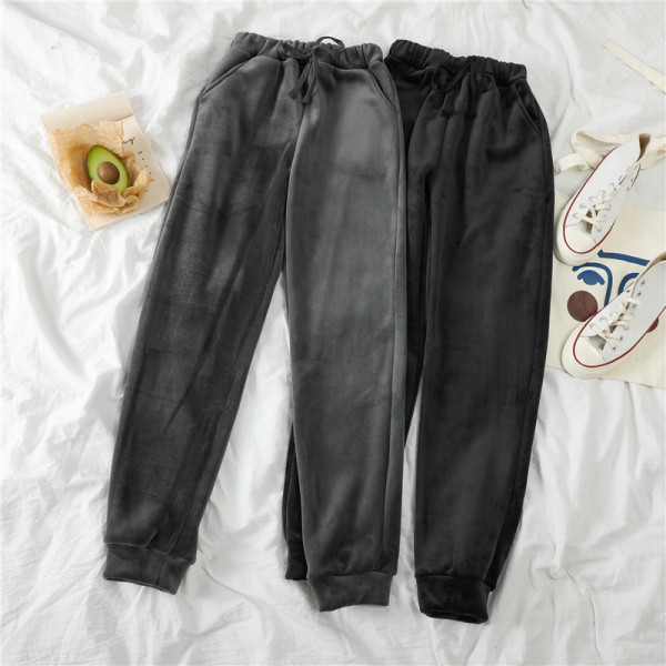 Ženska sportska odjeća od baršuna uključujući majicu s kapuljačom i hlače s elastičnim strukom