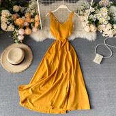 Μοντέρνο γυναικείο φόρεμα με σταυρωτές λωρίδες και λαιμόκοψη