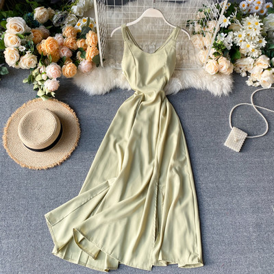 Μοντέρνο γυναικείο φόρεμα με σταυρωτές λωρίδες και λαιμόκοψη