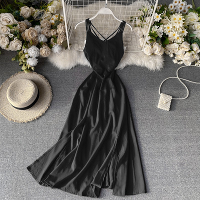 Μοντέρνο γυναικείο φόρεμα με σταυρωτές λωρίδες και λαιμόκοψη