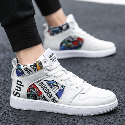 Stiilsed värvilise aplikatsiooni ja lameda tallaga meeste tossud