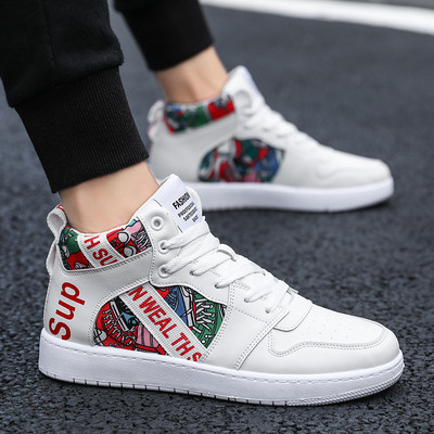 Stiilsed värvilise aplikatsiooni ja lameda tallaga meeste tossud