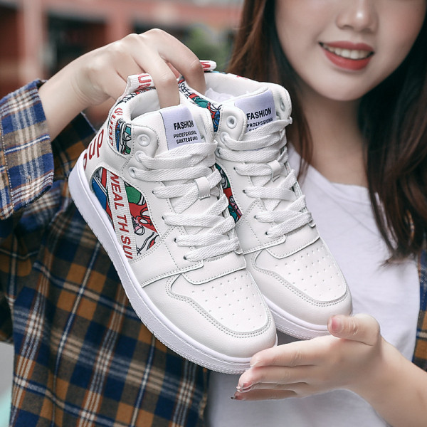 Stiilsed värvilise aplikatsiooni ja lameda tallaga meeste tossud