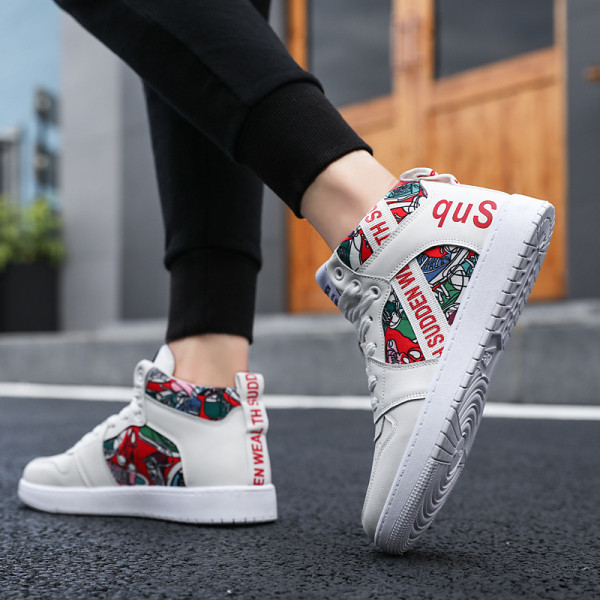 Stiilsed värvilise aplikatsiooni ja lameda tallaga meeste tossud