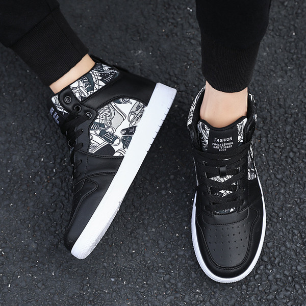 Stiilsed värvilise aplikatsiooni ja lameda tallaga meeste tossud