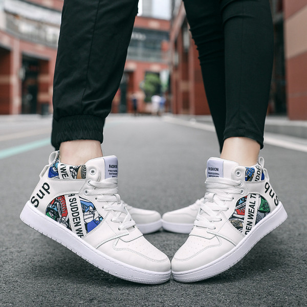 Stiilsed värvilise aplikatsiooni ja lameda tallaga meeste tossud