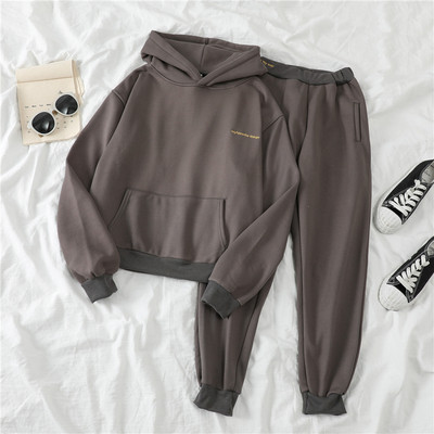 Naiste spordikomplekt, mis sisaldab kapuutsiga dressipluusi ja pükse