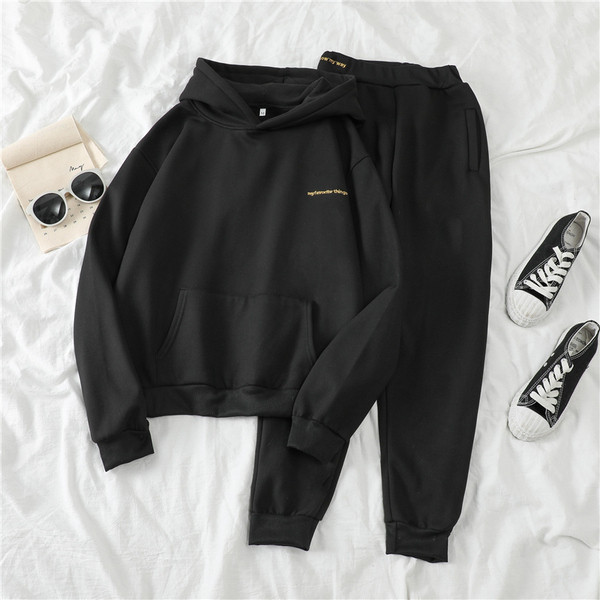 Naiste spordikomplekt, mis sisaldab kapuutsiga dressipluusi ja pükse