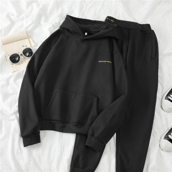 Naiste spordikomplekt, mis sisaldab kapuutsiga dressipluusi ja pükse