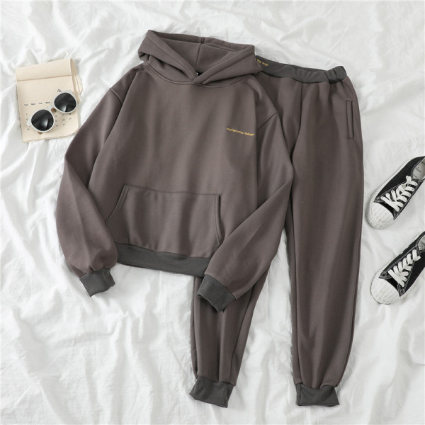 Naiste spordikomplekt, mis sisaldab kapuutsiga dressipluusi ja pükse