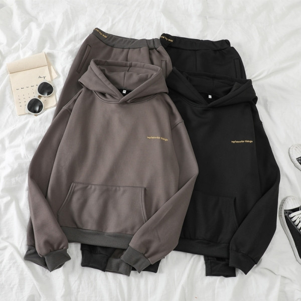 Naiste spordikomplekt, mis sisaldab kapuutsiga dressipluusi ja pükse