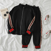 Naiste spordimeeskond kahes osas - lukuga dressipluus ja kirjaga püksid