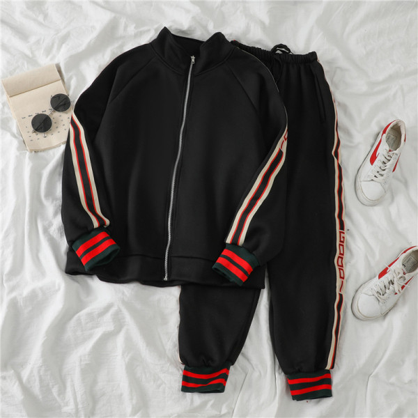 Naiste spordimeeskond kahes osas - lukuga dressipluus ja kirjaga püksid