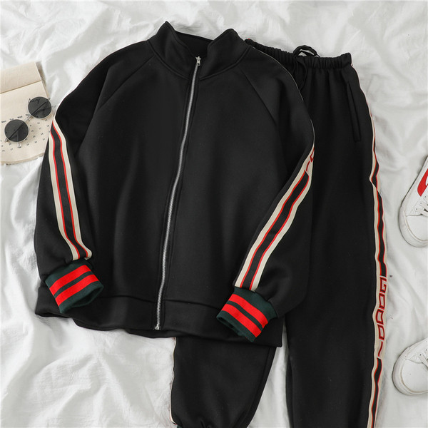 Naiste spordimeeskond kahes osas - lukuga dressipluus ja kirjaga püksid