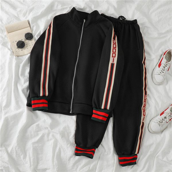 Naiste spordimeeskond kahes osas - lukuga dressipluus ja kirjaga püksid