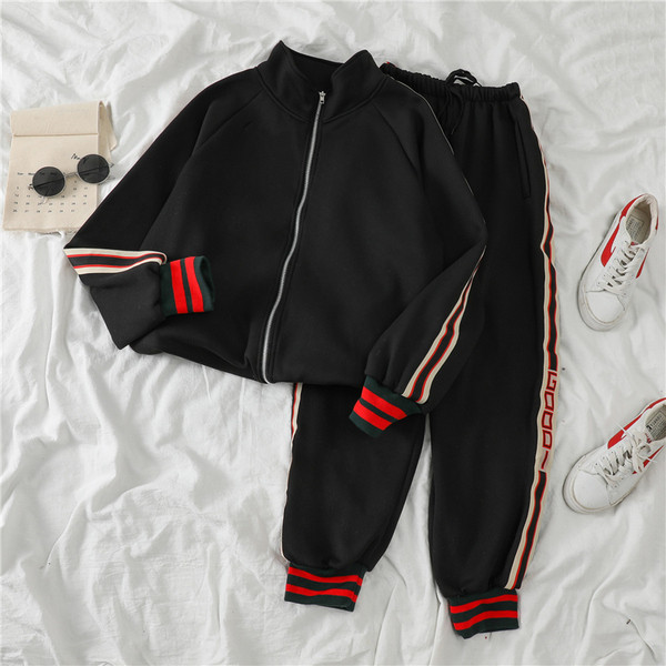 Naiste spordimeeskond kahes osas - lukuga dressipluus ja kirjaga püksid