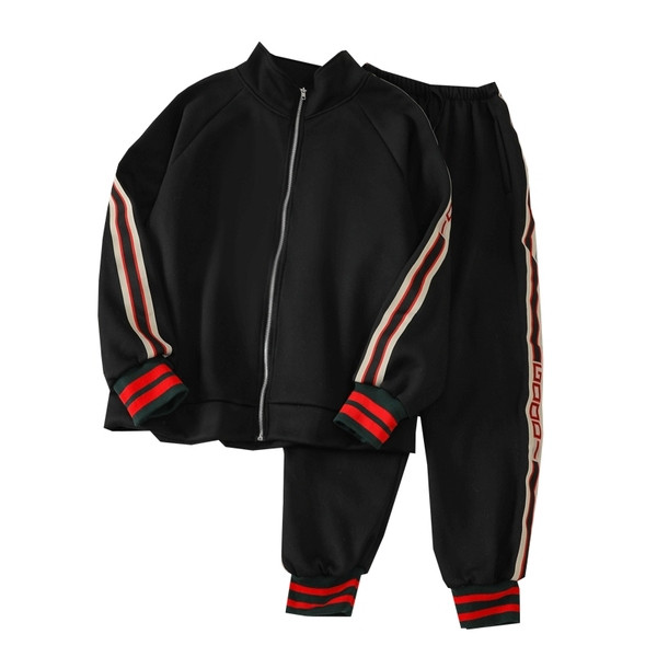 Naiste spordimeeskond kahes osas - lukuga dressipluus ja kirjaga püksid