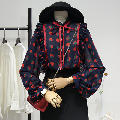 Μοντέρνο γυναικείο πουκάμισο με χαμηλό κολάρο και δεσμούς με ευρύ μοντέλο